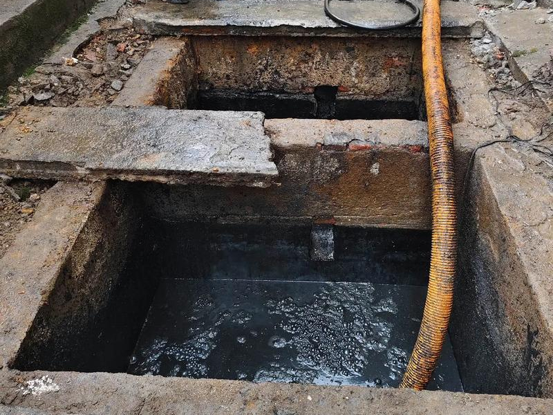 铁匠营清理化粪池